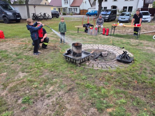 Löschhelfer beim Brandeinsatz, eine Simulation